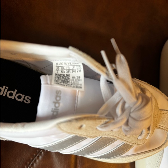 Adidas Women's Barreda Decode
Shoes Size 7 - Picture 6 of 7